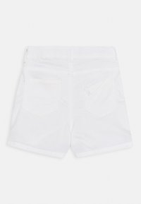 Valkoiset denim-shortsit, joissa on sileä pinta, takataskut ja huomaamaton brändäys vyötärönauhassa. Suora leikkaus ja ommellut yksityiskohdat.