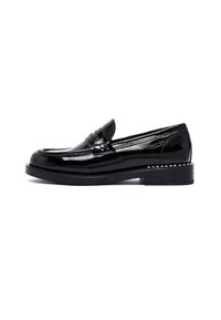 Mocasín de charol negro con tacón bajo apilado y costura decorativa a lo largo del lado de la suela, mostrado de perfil sobre fondo blanco.