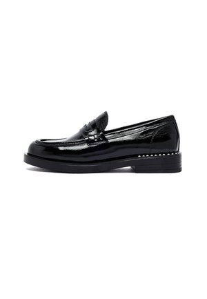 Mocassino in pelle verniciata nera con tacco basso a strati e cuciture decorative lungo il lato della suola, mostrato di profilo su sfondo bianco.