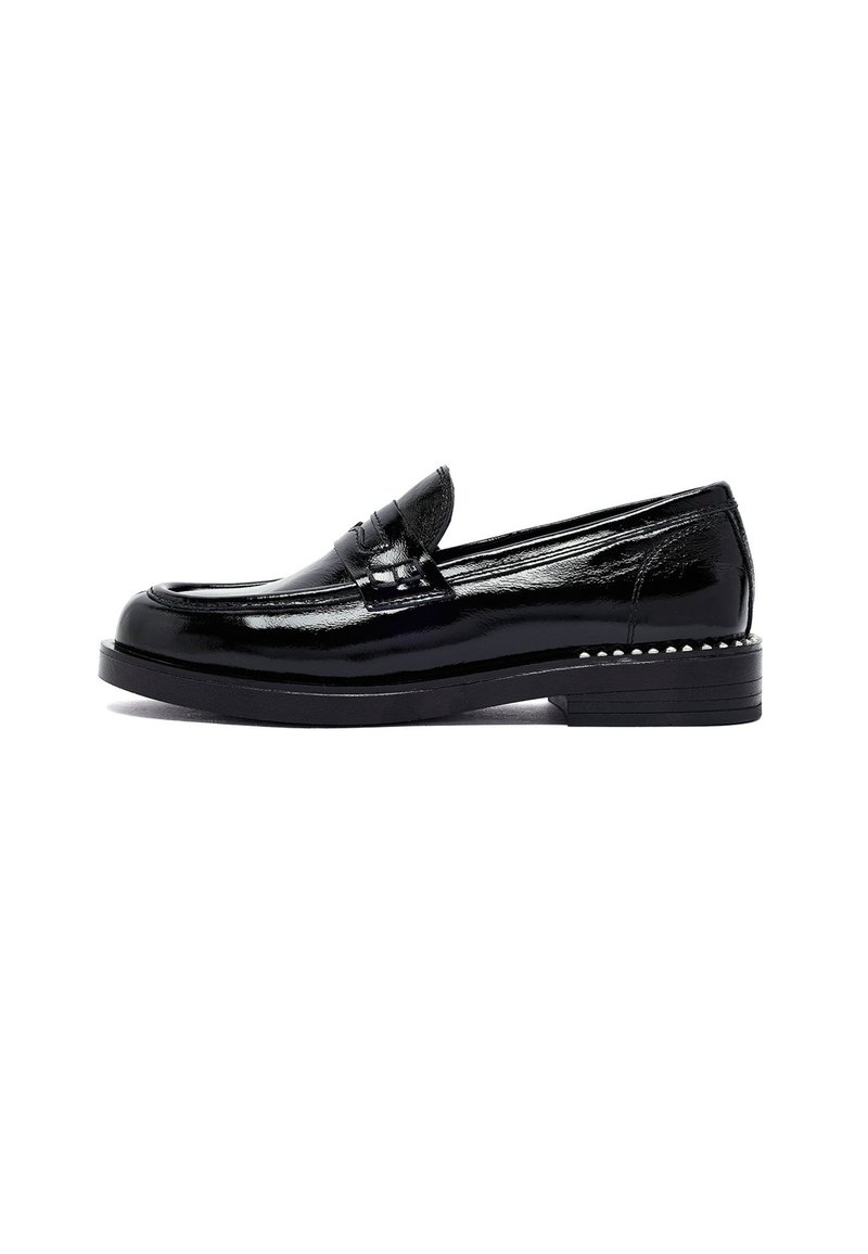 Mocasín de charol negro con tacón bajo apilado y costura decorativa a lo largo del lado de la suela, mostrado de perfil sobre fondo blanco.
