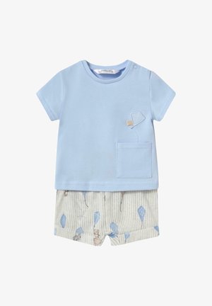 Camiseta de algodón azul claro con un bolsillo, combinada con pantalones cortos rayados beige claros que presentan un patrón divertido de cometas y animales adorables.