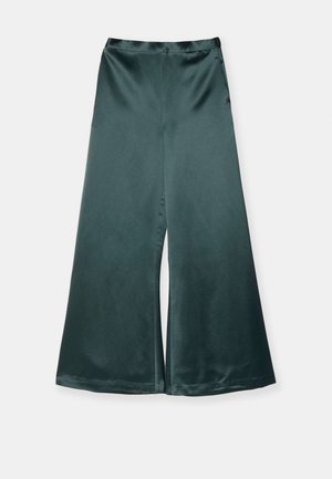 Pantalon large en satin vert profond, avec une texture lisse et une taille haute sans matériel ou embellissements visibles.