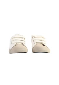 Weiße Stoffschlupfschuhe mit beigen Gummisohlen, ausgestattet mit elastischen Schnürsenkeln und einem runden Zehendesign. Glatte Textur mit minimalen Details.