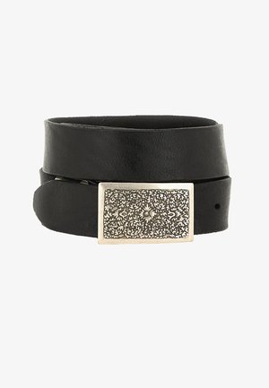 Cintura in pelle nera con una fascia larga e una fibbia in metallo argento rettangolare che presenta motivi floreali intricati.