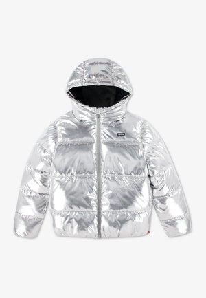 Giacchetto imbottito metallizzato argento con cappuccio, zip frontale e piccolo logo nero sul petto, mostrato su sfondo bianco.