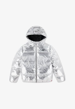 Giacchetto imbottito metallizzato argento con cappuccio, zip frontale e piccolo logo nero sul petto, mostrato su sfondo bianco.