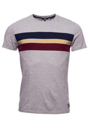 Kurzärmeliges T-Shirt in meliertem Grau mit marineblauen, gelben und burgunderroten horizontalen Streifen über der Brust und einem kleinen Etikett nahe dem Saum.