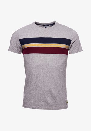 Kurzärmeliges T-Shirt in meliertem Grau mit marineblauen, gelben und burgunderroten horizontalen Streifen über der Brust und einem kleinen Etikett nahe dem Saum.