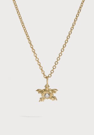 Collier chaîne en or avec un pendentif texturé en forme d'étoile, comportant une pierre précieuse ronde claire au centre sur un fond clair uni.