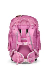 Zaino ergonomico rosa con motivi a stella, spallacci imbottiti e fibbie regolabili. Dotato di scomparti multipli e un materiale resistente.