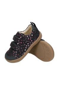 Chaussures noires pour enfants avec motifs de cœurs roses, deux bandes velcro, doublure intérieure beige et semelles en caoutchouc marron, une chaussure debout et une montrant la semelle.