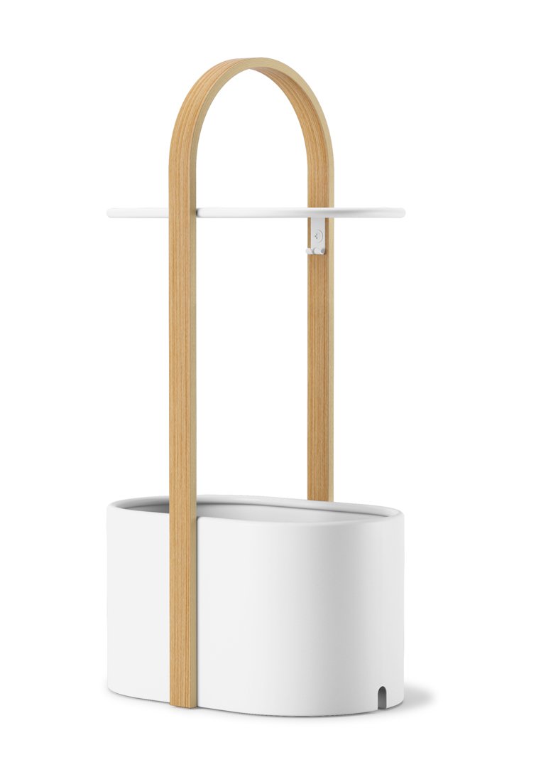 Vaso in ceramica bianca con base arrotondata, dotato di un arco in legno naturale come maniglia e una mensola per esposizione o ripostiglio.