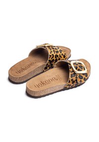 Sandalen met luipaardprint, voorzien van een bruine faux-suède voetbed en een gestructureerde bruine rubberen zool. Heeft een gouden gespaccent op de bovenkant.