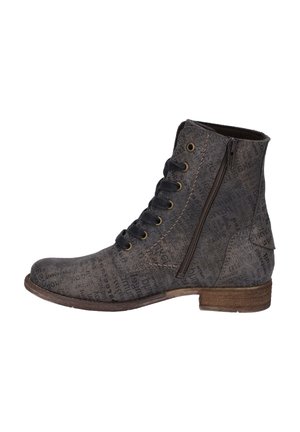 Bottine à lacets en matériau texturé gris foncé, ornée de motifs de lettrage imprimés, avec une fermeture éclair sur le côté et un petit talon en bois.