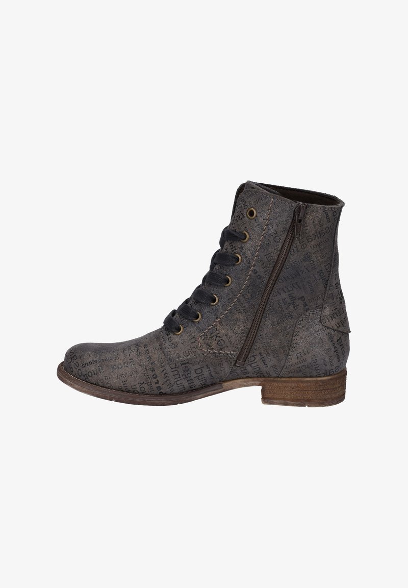 Bottine à lacets en matériau texturé gris foncé, ornée de motifs de lettrage imprimés, avec une fermeture éclair sur le côté et un petit talon en bois.