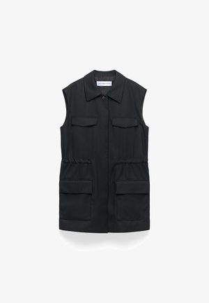 Zwarte mouwloze vest, knoopsluiting, twee borstzakken, twee voorzakken, elastische taille-details, gladde stof, tailormade ontwerp.