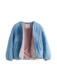 Veste matelassée bleu clair avec des surpiqûres en forme de cœur, devant ouvert montrant une doublure rose pâle et lisse, manches longues avec poignets élastiques et poches latérales.