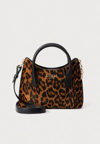 Malá kabelka s hnedo-čiernym leopardím vzorom, čiernymi rukoväťami a odnímateľným čiernym ramenným popruhom, s nápisom v zlatej farbe „GUESS EST 1981".