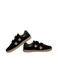 Czarne buty na rzepy o zamszowej teksturze, kontrastujących beżowych akcentach i gumowej podeszwie. Minimalistyczny design z zaokrąglonym noskiem.