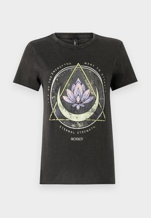 Schwarzes Baumwoll-T-Shirt mit einem grafischen Design, das eine Lotusblume, geometrische Formen und Text in verschiedenen Farben zeigt. Kurze Ärmel und runder Ausschnitt.