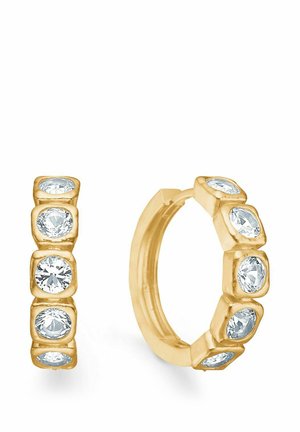 Złote kolczyki-koła, każdy z pięcioma okrągłymi, przejrzystymi kamieniami szlachetnymi osadzonymi w kwadratowych oprawach, na białym tle.