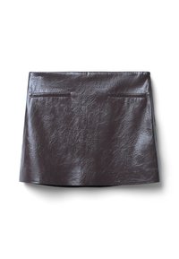 Jupe en simili cuir marron avec une finition lisse, dotée de deux poches avant et d'une silhouette droite, avec des coutures minimales et une texture douce.