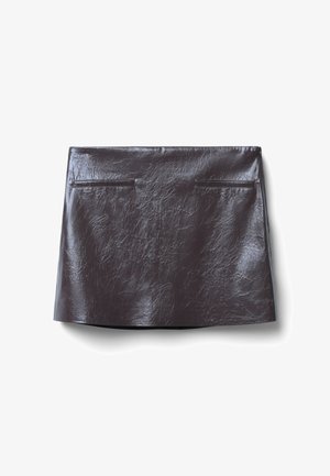 Jupe en simili cuir marron avec une finition lisse, dotée de deux poches avant et d'une silhouette droite, avec des coutures minimales et une texture douce.