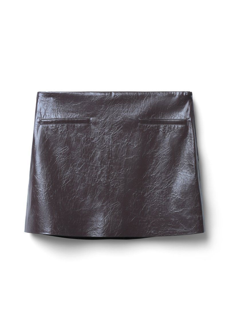 Jupe en simili cuir marron avec une finition lisse, dotée de deux poches avant et d'une silhouette droite, avec des coutures minimales et une texture douce.