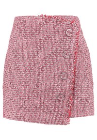 Mini-jupe en tweed rouge et blanc avec un ourlet effiloché et trois boutons argentés sur le côté pour la fermeture. Présente une coupe portefeuille.