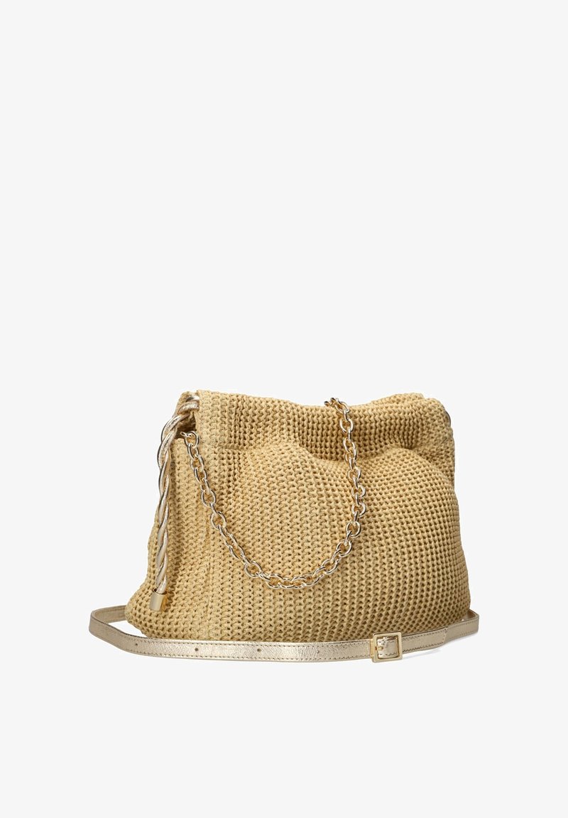 Gehaakte handtas in beige met een slouchy vorm, met een gevlochten detail en zilveren kettingaccenten. Inclusief een metalen strap voor veelzijdigheid.