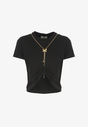 T-shirt nero accorciato in cotone con davanti arricciato e dettagli in catena dorata con un fiocco e pendenti.