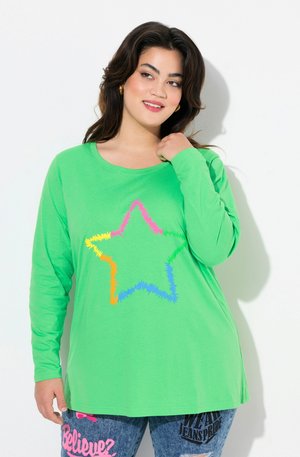 Chemise verte à manches longues avec un motif d'étoiles multicolores en rose, orange et bleu, fabriquée en tissu doux et léger.