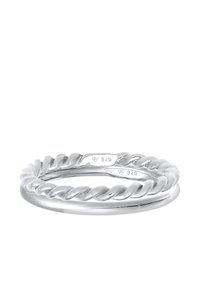 Conjunto de anillos de plata de ley, que presenta un diseño de cuerda trenzada y una banda lisa, con ambas bandas marcadas con "925" para indicar la calidad de la plata.