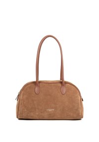 Sac à main en daim couleur noisette avec poignées en cuir lisse marron, forme arrondie, fermeture éclair et détail subtil du logo à l'avant.