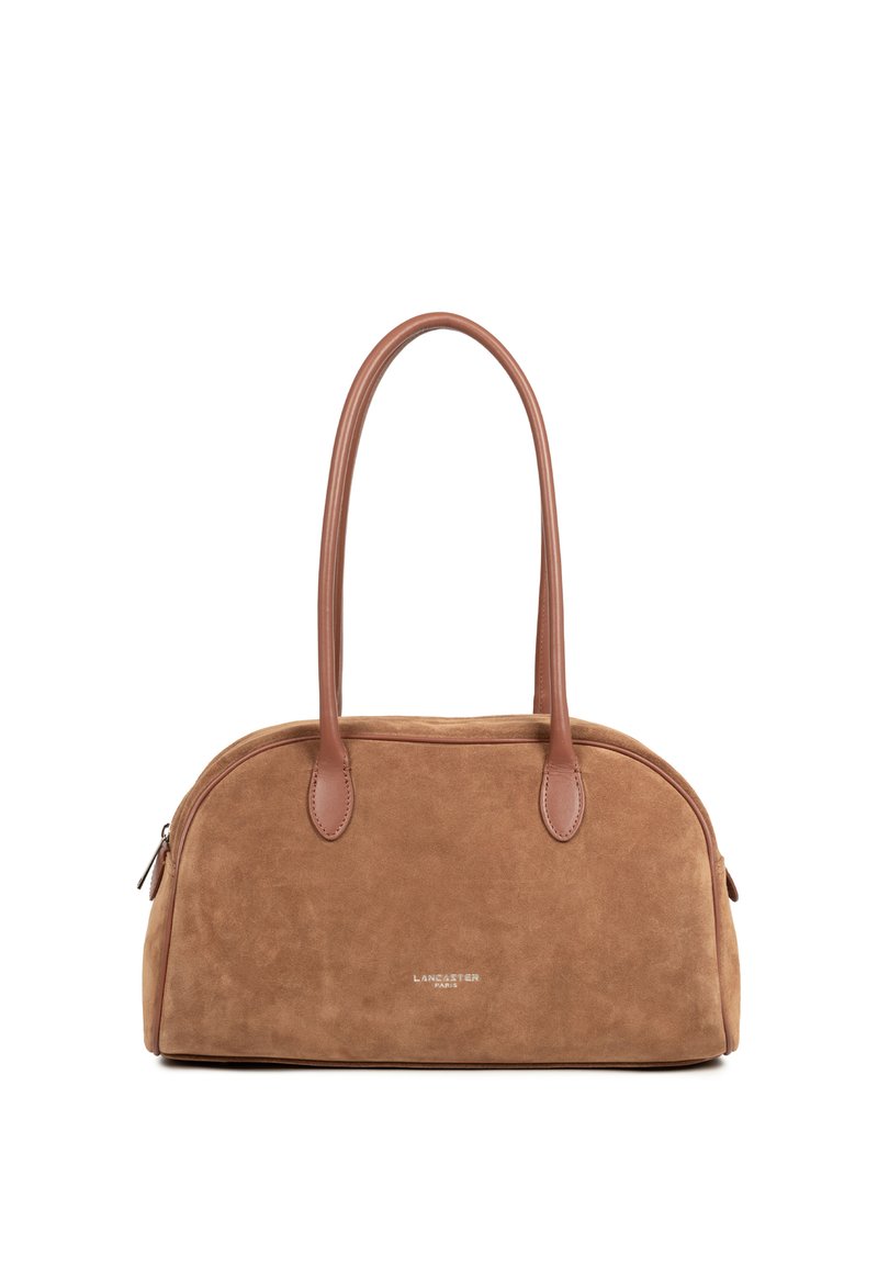 Sac à main en daim couleur noisette avec poignées en cuir lisse marron, forme arrondie, fermeture éclair et détail subtil du logo à l'avant.