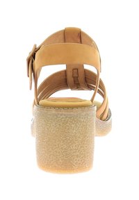 Sandalia de tiras en color marrón con tacón bloque texturizado en beige, correa trasera ajustable y forro interior suave. El diseño de espalda abierta mejora la transpirabilidad.