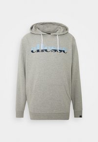 Sudadera gris de mezcla de algodón, con un bolsillo tipo canguro en el frente y una capucha con cordón. Gran logo azul y negro en el pecho.