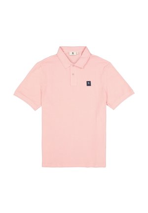 Hellrosa Polohemd aus Baumwolle mit Kragen, zwei Knöpfen und einem kleinen dunkelblauen Logopatch auf der linken Brust.