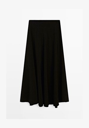 Svart maxikjol i en slät tygkvalitet, med en flödande design och breda fållar, utan synliga knäppningar eller dekorativa inslag.