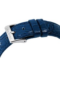 Niebieski skórzany pasek do zegarka w wzór krokodylej skóry z połyskującym wykończeniem, z metalową klamrą w kolorze srebra, na której wygrawerowano "SWAROVSKI".