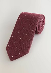 Cravate bordeaux en tissu texturé, ornée de pois blancs, avec une extrémité effilée et un design roulé pour un rangement facile.