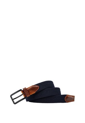 Marineblauer gewebter Stoffgürtel mit braunen Lederakzenten und einer schwarzen Metallschnalle, auf weißem Hintergrund aufgewickelt.