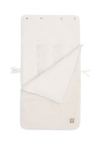 Zachte, crèmekleurige babywieginlagen met een gewatteerde textuur, sleuven voor de riemen en een deels opgevouwen hoek die de pluizige fleecevoering onthult.