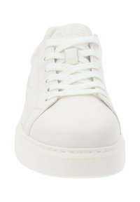 Sneaker bianca con tomaia in pelle liscia, punta tonda, design low-profile e lacci bianchi piatti con suola testurizzata.