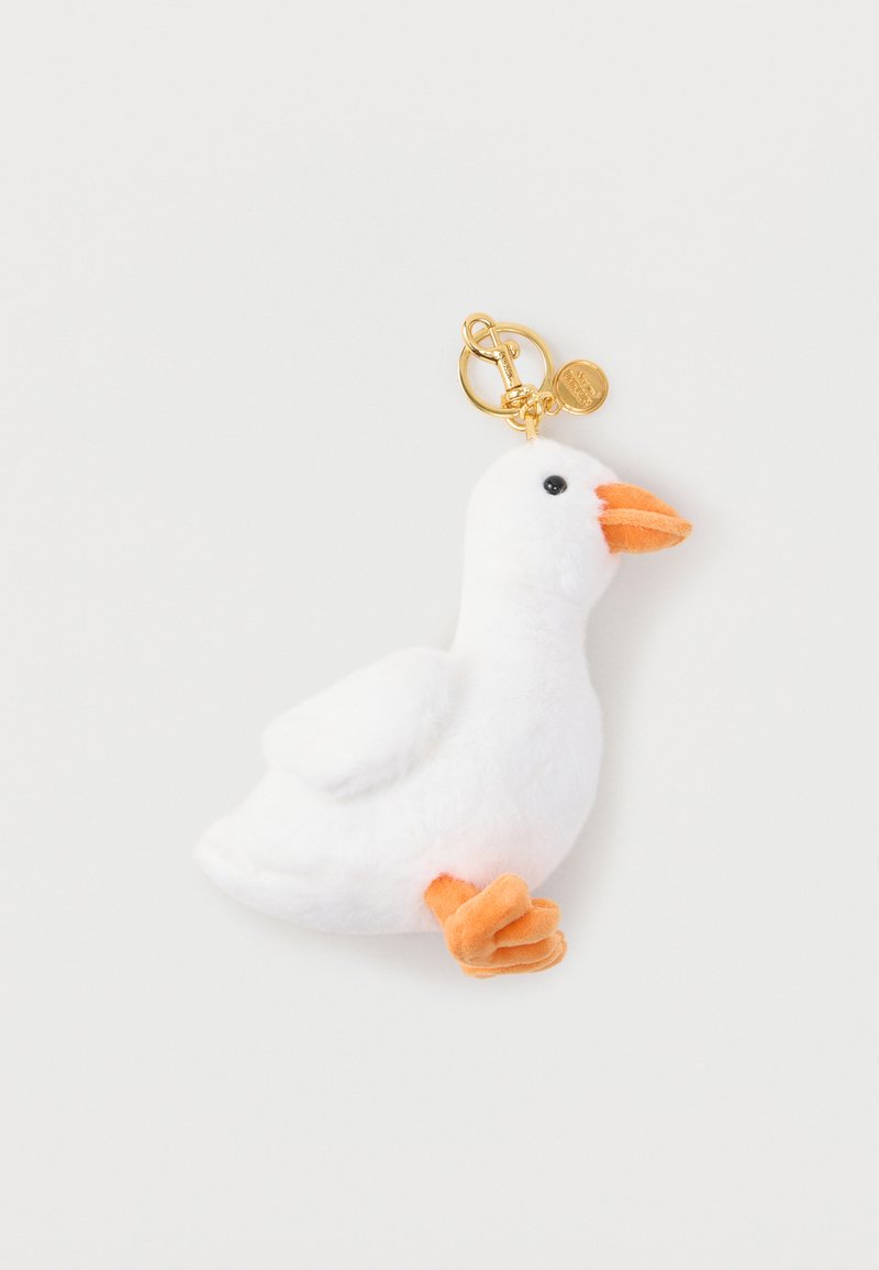 Λευκό μαλακό μπρελόκ χήνας με πορτοκαλί ράμφος και πόδια, μαύρα μάτια και χρυσή αγκράφα σε λευκό φόντο.