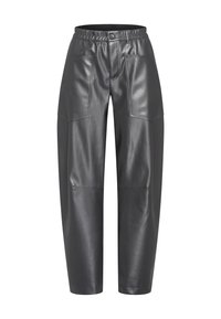 Schwarze Lederhosen mit entspannter Passform, elastischem Bund und zwei großen Vorderaschen mit sichtbaren Nähdetails.