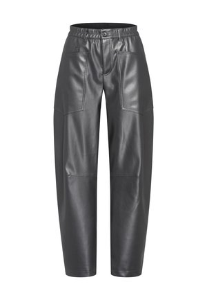 Schwarze Lederhosen mit entspannter Passform, elastischem Bund und zwei großen Vorderaschen mit sichtbaren Nähdetails.
