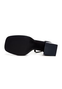 Thumbnail Image 10