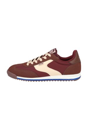 Zapatilla baja de color granate y beige con cordones blancos, detalles en ante marrón y suela blanca con ribete azul, vista lateral sobre fondo blanco.
