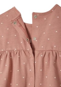 Rotes Baumwollkleid mit kleinen weißen Herzmustern, ausgestattet mit einem runden Halsausschnitt und Druckknopfverschluss, in der Taille gerafft.